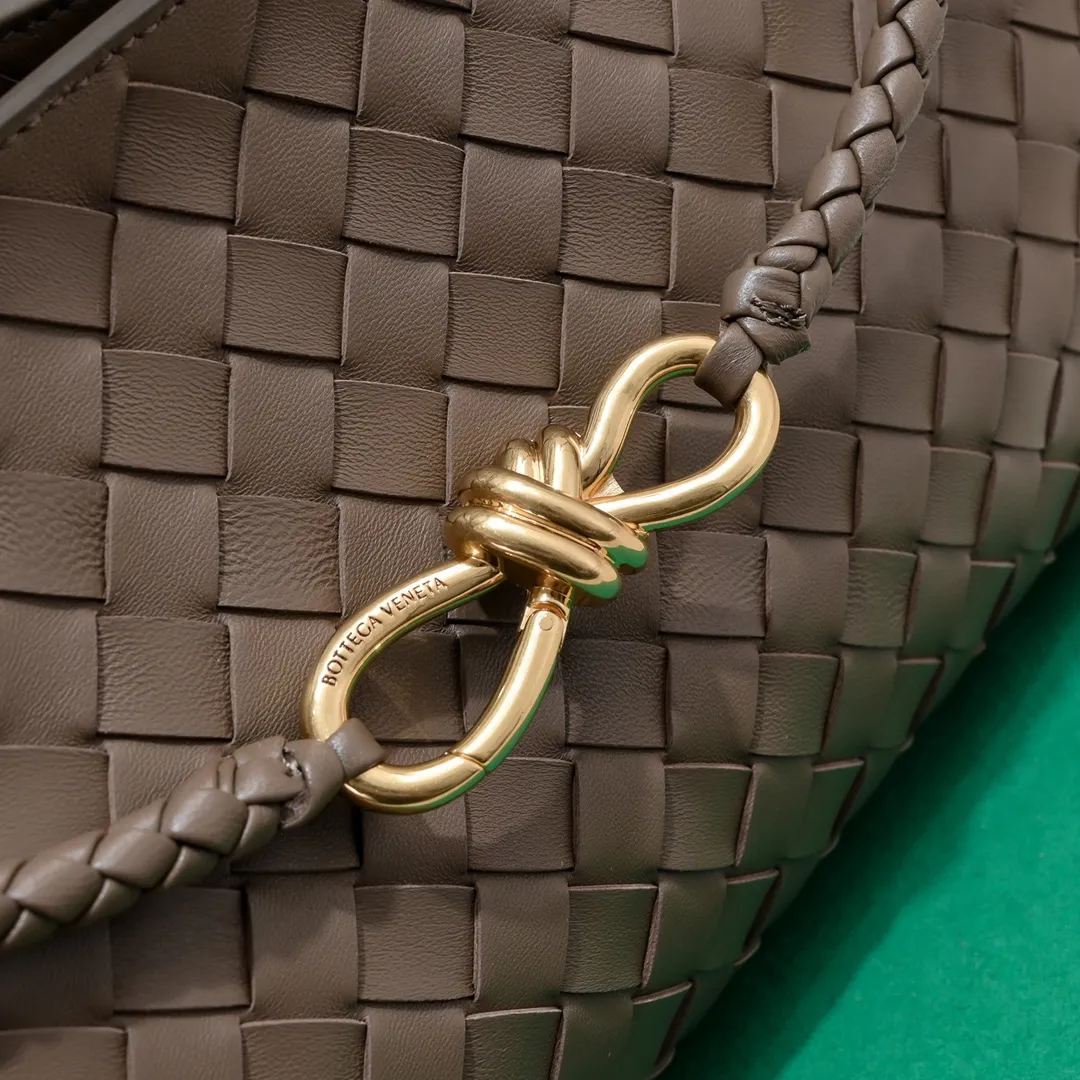 Batch 1960 #Bottega Veneta new horizontal Andiamo handbag, many stars have the same style 🎈 Classic full-body leather weaving with golden rope buckle, stable and chic enough [proud] The whole body is made of Nappa sheep leather, comfortable, soft and dynamic. The sliding metal rope buckle can adjust the shoulder strap, single shoulder / handbag / crossbody, multiple carrying methods, large bag capacity, suitable for commuting / daily / travel This bag is divided into small/medium/large sizes. There is always one that suits you, so take me with you🎀🎀 Size: 29x18x10 Model: 6463#
